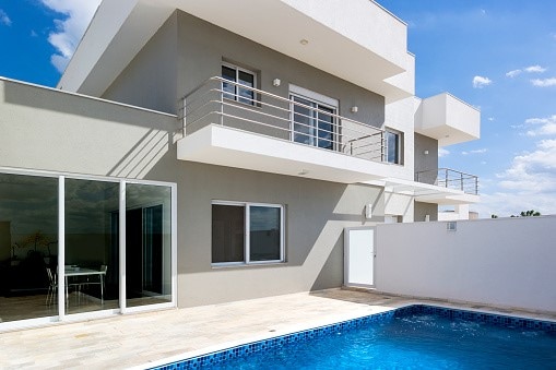 A pintura externa exige produtos que agem contra as variações do clima, como esta que traz a cor Cultura Grega, do produto Proteção Sol & Chuva, da Coral.