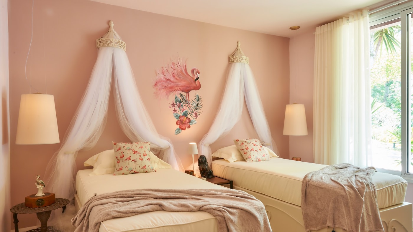 Quarto decorado pelo arquiteto Thoni Litsz que usou a cor escultura de Madeira.