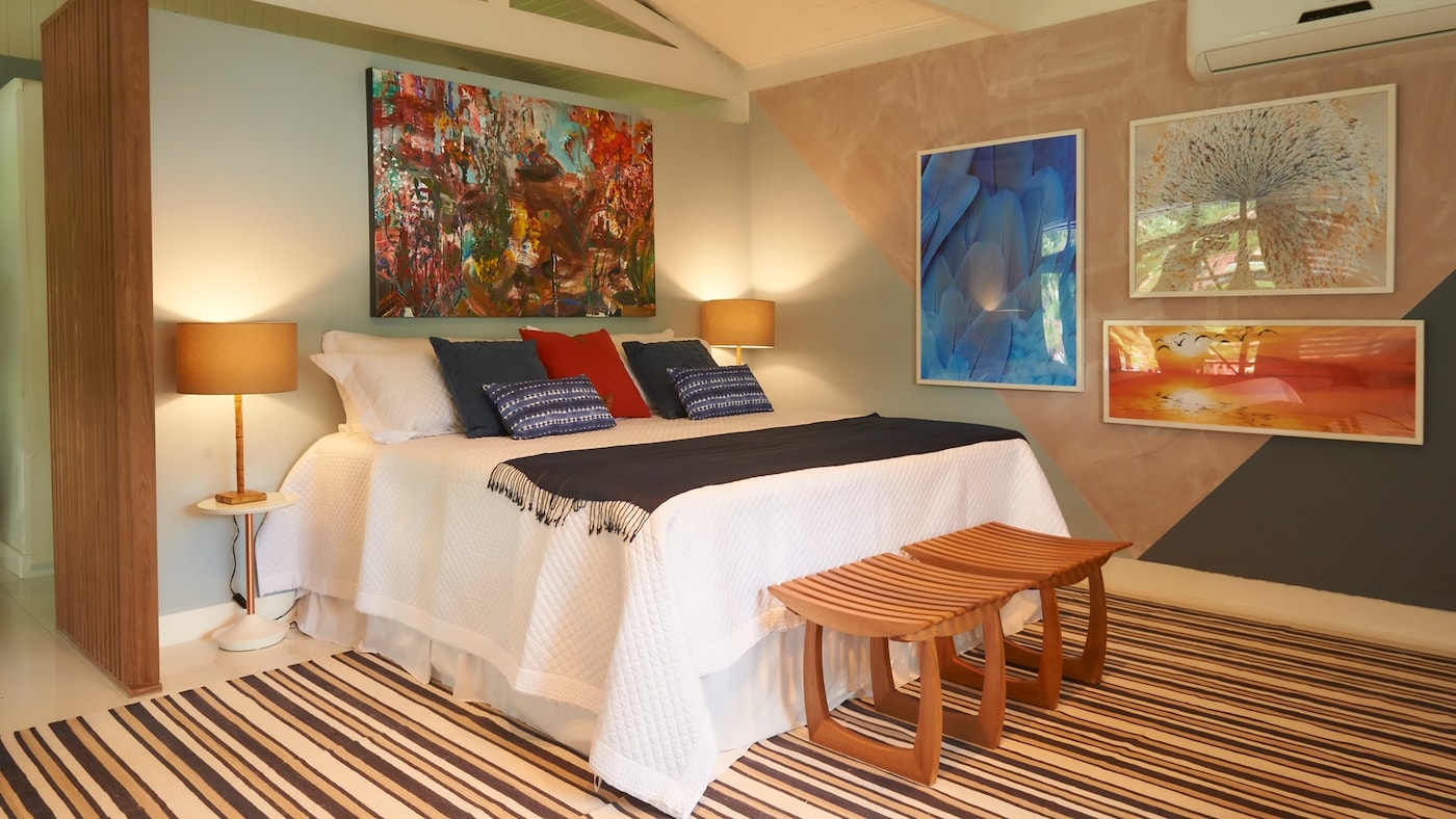 Quarto feito pelo arquiteto Jóia Bergamo com as cores Azul Pálido, Sombra da Noite, Branco Cru, Seda Ondulada, Rosa Muralha e Pinheiro do Pacífico.