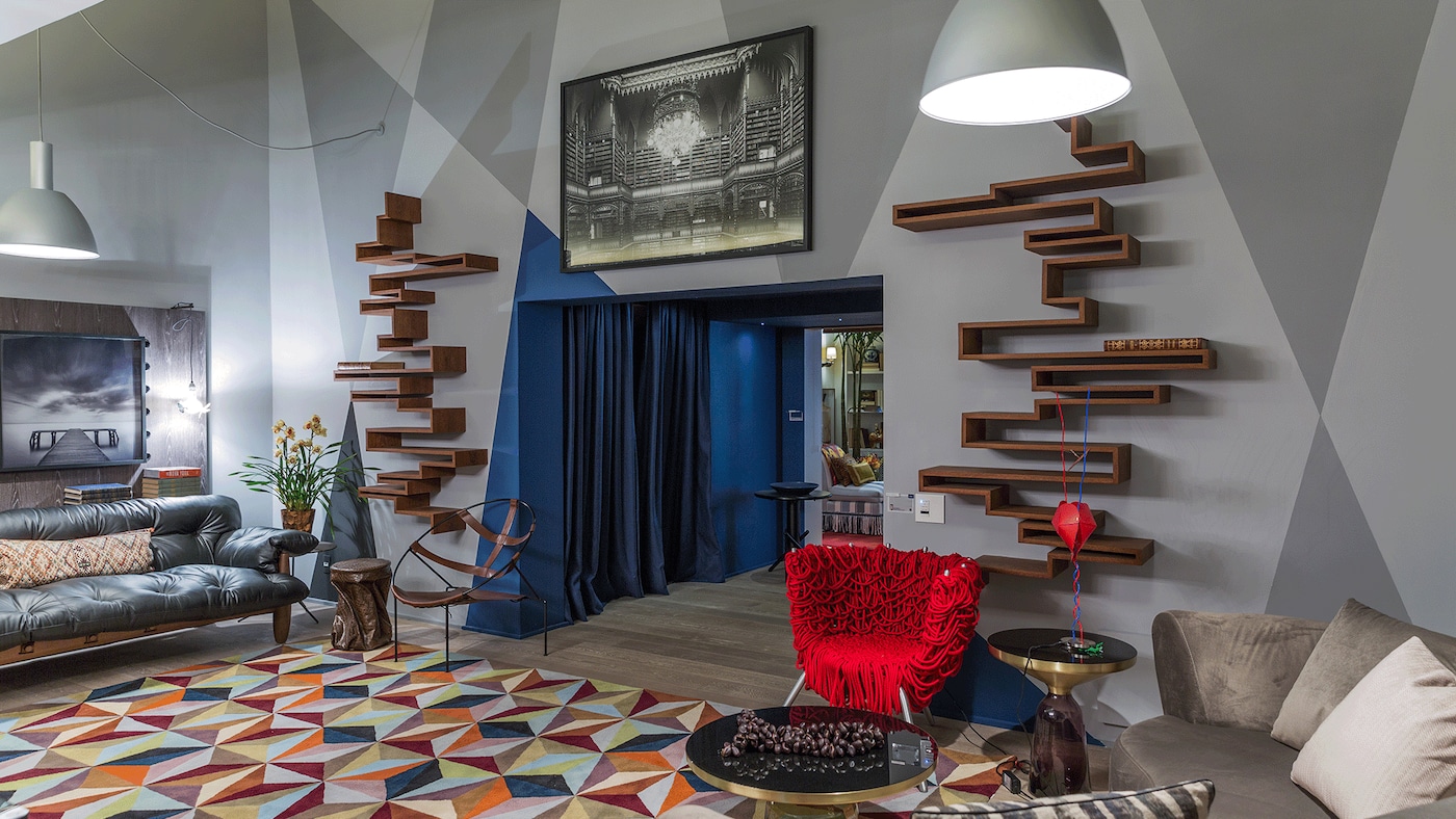 Ambiente com paredes decoradas.