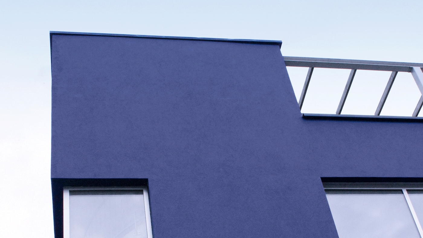 Fachada de um prédio com parede pintada.