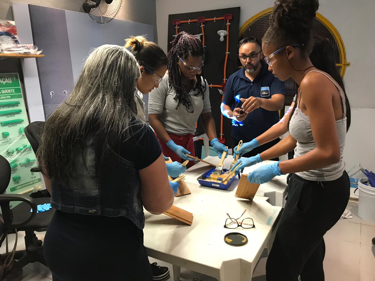 Mulheres em volta de uma mesa no projeto Tudo de Cor do Jardim Pantanal