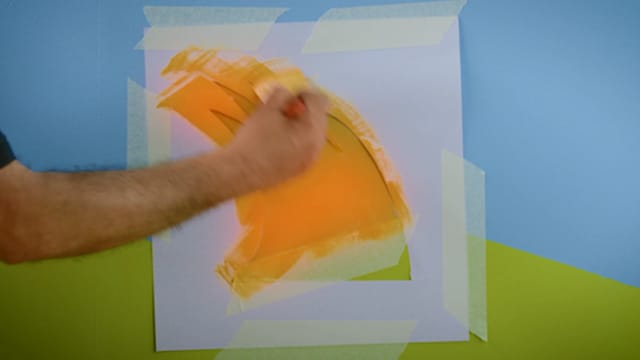 Agora é a hora de fazer o cabelo do trolls! Ponha na parede o molde feito com papel sulfite A4 e cole com fitas crepe seguindo as partes de fora das marcações.