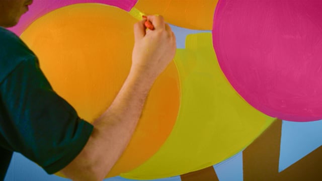 Com o apoio de dois lápis e um barbante faça a circunferência de 50cm e 25cm dos círculos na parede.