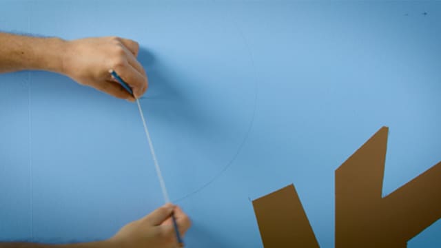 Pinte com a cor chalé chocolate o tronco da árvore.