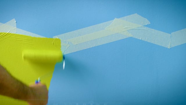 Cole fitas crepe seguindo as partes da grama e aperte-as bem contra a parede para que a tinta não entre por de baixo delas e manche a parede