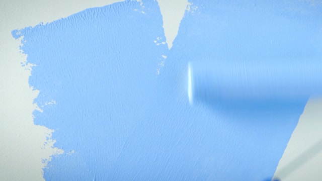 Comece pintando as paredes com a cor Atmosfera Infinita.