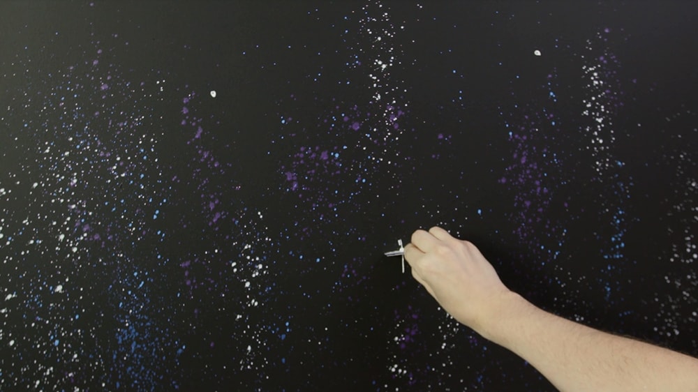 Coloque algumas estrelas e deixe-as maiores usando um pouco mais da tinta aplicada.