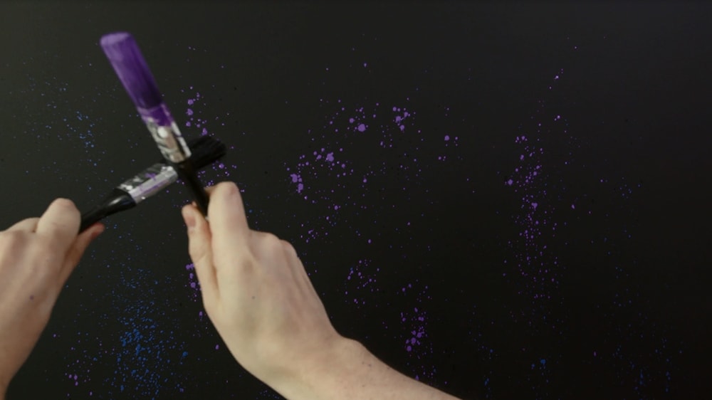 Espirre um pouco da tinta Roxo Palácio para criar o efeito de galáxia. 