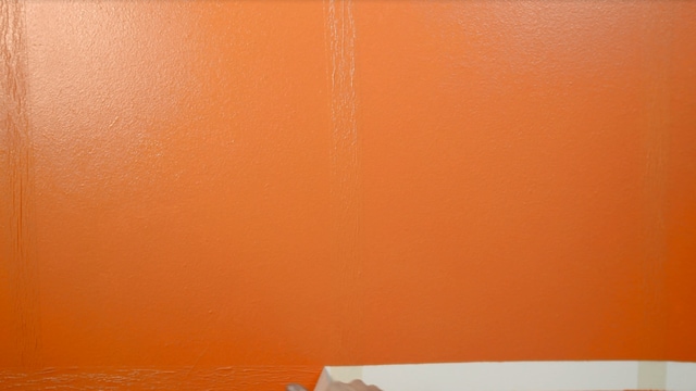 Passe duas demãos da tinta Laranja do Deserto na parede | Tintas Coral.