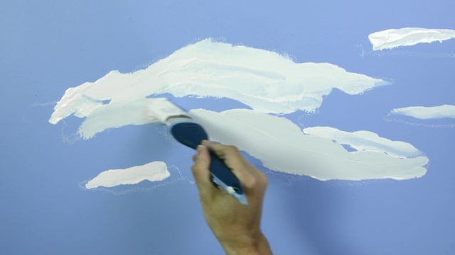 Pinte as paredes com a tinta Águas de Lisboa e com um giz, delineie de maneira irregular as nuvens.