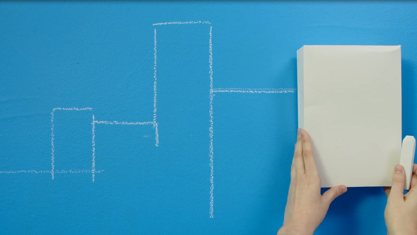 Comece pintando as paredes com a tinta Canto do Azulão. Meça e marque as posições dos aranha-céus usando giz de cera.