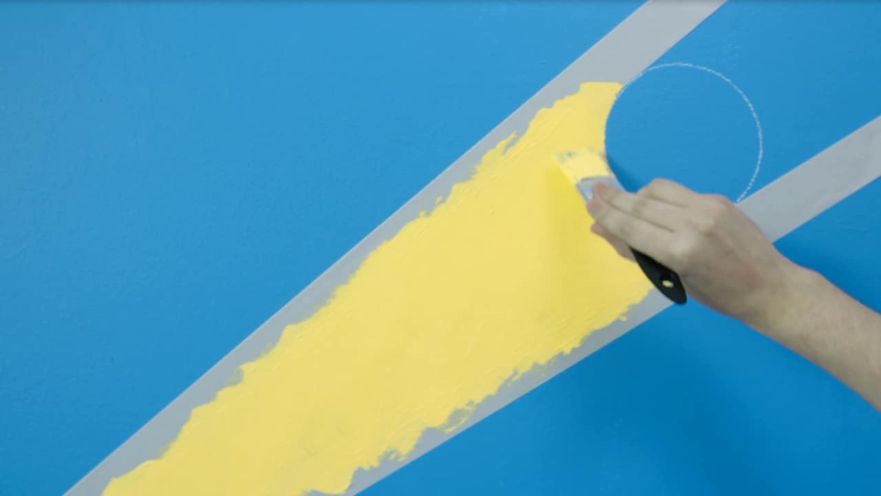 Para criar o feixe de luz use a tampa da lata de tinta ou qualquer objeto redondo que você tenha em casa para criar o sinal no céu. 