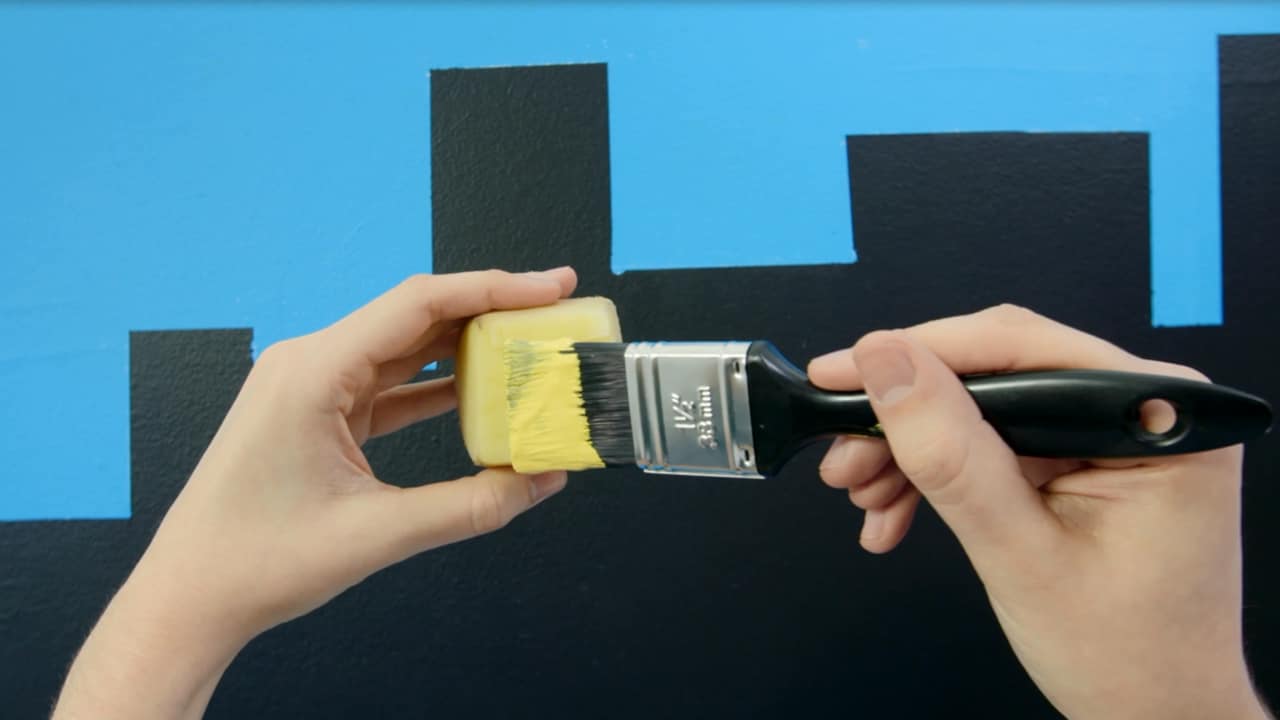 Use tinta Lápis Preto e um pequeno rolo para preencher os aranha-céus. Pinte de cima para baixo.