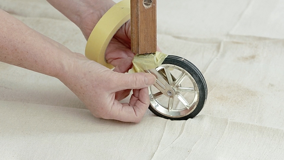 Proteção na superfície que vai ser lixada e pintada. 