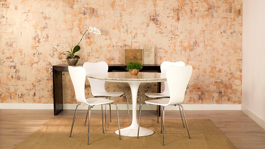 Ambiente decorado com parede diferenciada cores marajoara, verde iônico, recanto sertanejo e creme batido da Tintas Coral.