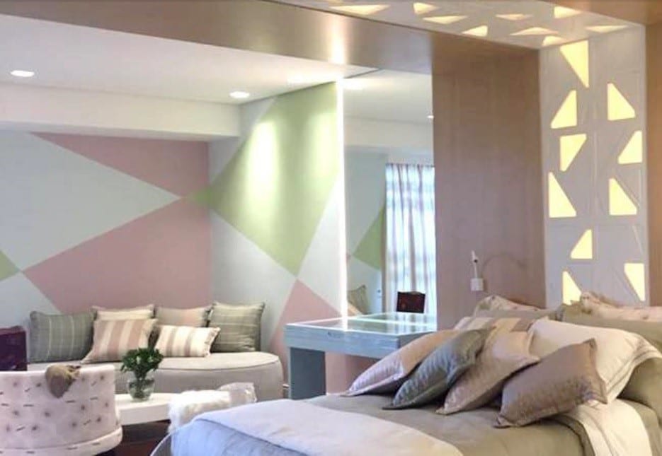 Quarto renovado com parede geométrica na CASACOR.