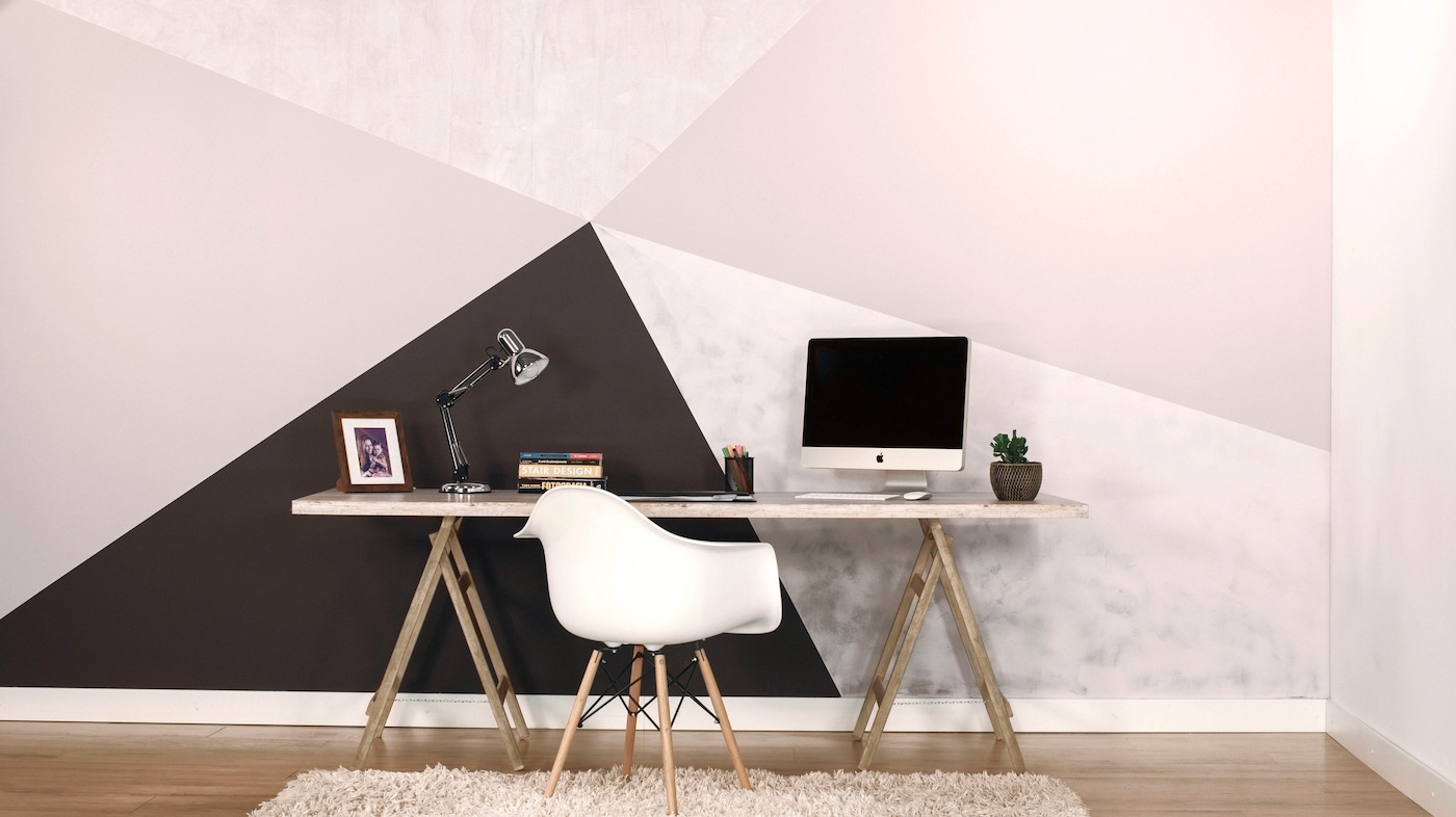 Ambiente decorado com parede diferenciada cores brigadeiro, rosa muralha e seda ondulada da Tintas Coral.