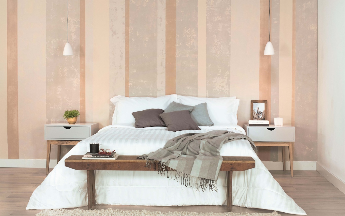 Quarto decorado com parede com listras nas cores porto de pedras, vida serena, caramelo suave e bronze de milão da Tintas Coral.