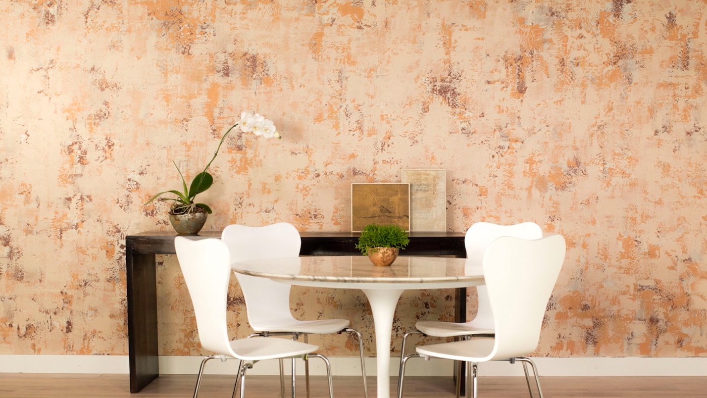 Ambiente com parede decorada efeito estuco moderno.