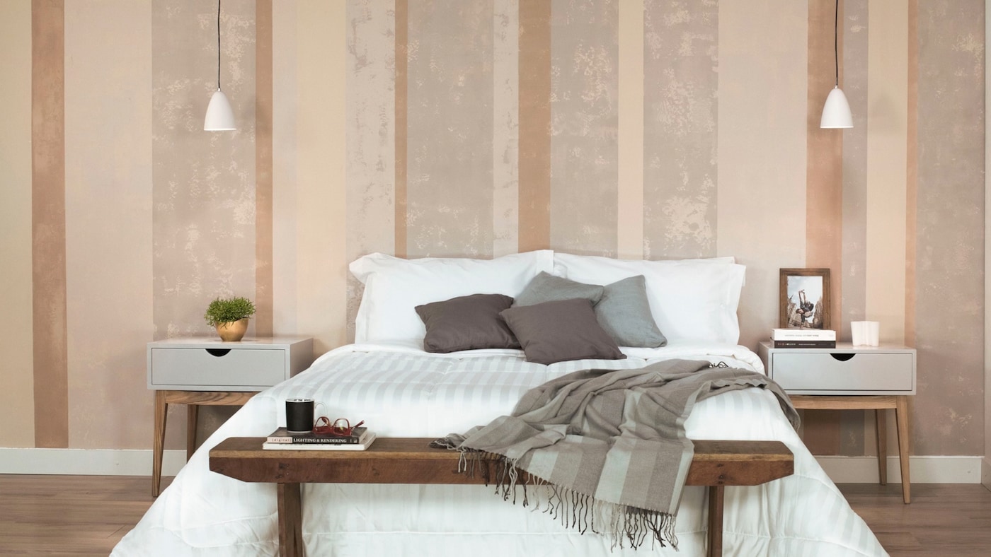 Quarto com parede decorada com efeito de listras envelhecidas.