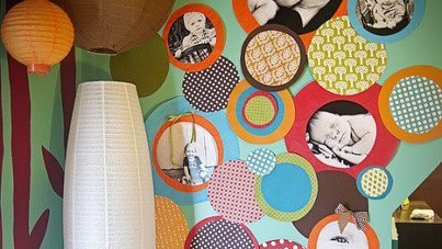 Quarto de bebê colorido e cheio de fotos | Tintas Coral.