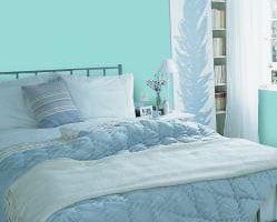 Quarto em tom Azul está associado ao poder de acalmar e relaxar | Tintas Coral.