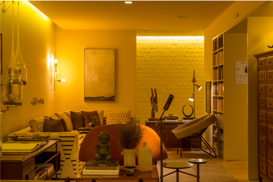 Sala decorada com tons de amarelo e vermelho