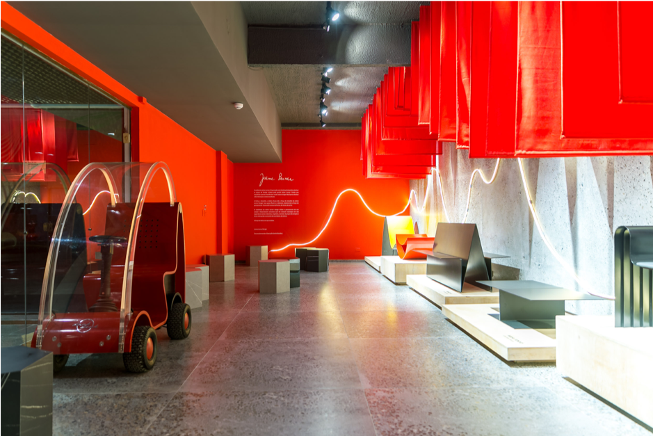 Atelier em Curitiba do arquiteto Jaime Lerner com tons de vermelho.