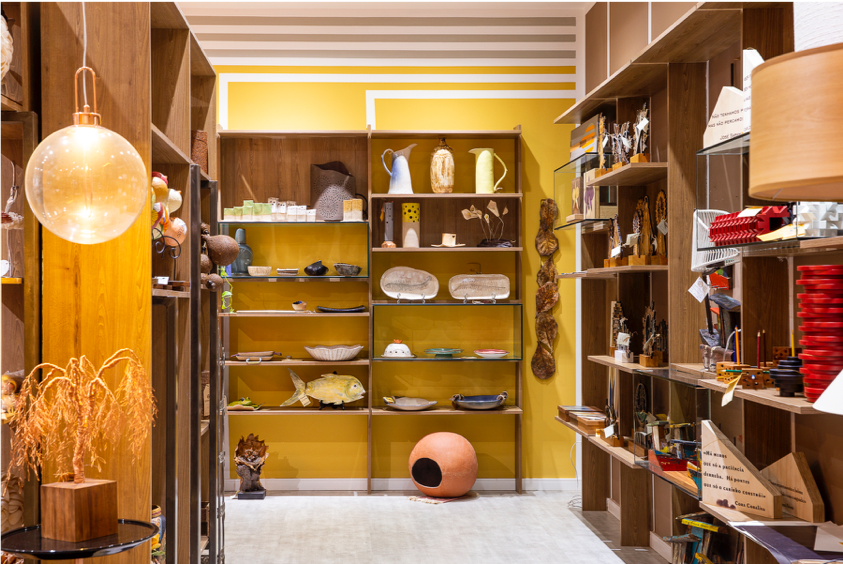 Galeria do artesanato no Espírito Santo em tons de amarelo.