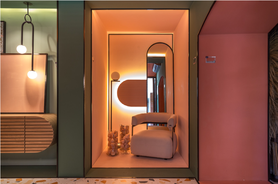 Closet decorado casacor ceará com tons de vermelho.