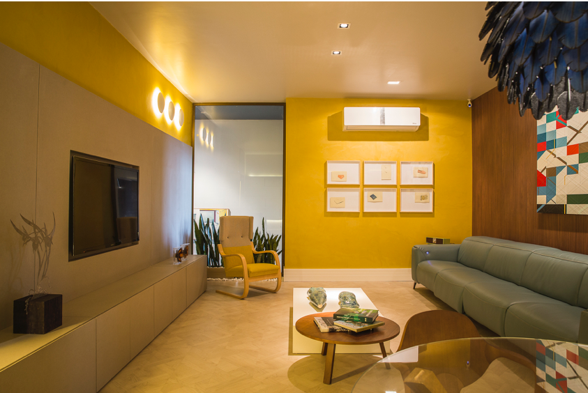Sala decorada casacor espírito santo com tons de amarelo.