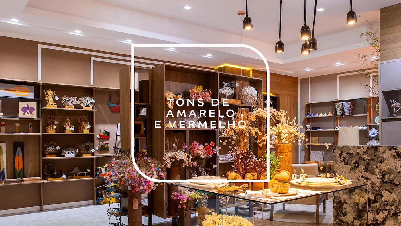 Ambiente decorado com tons de amarelo e vermelho