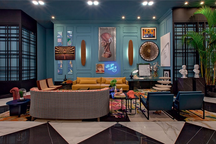 Sala decorada com parede em tons de azul.