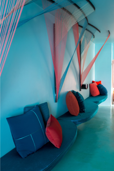 Ambiente estilo galeria decorado com paredes tons de azul.