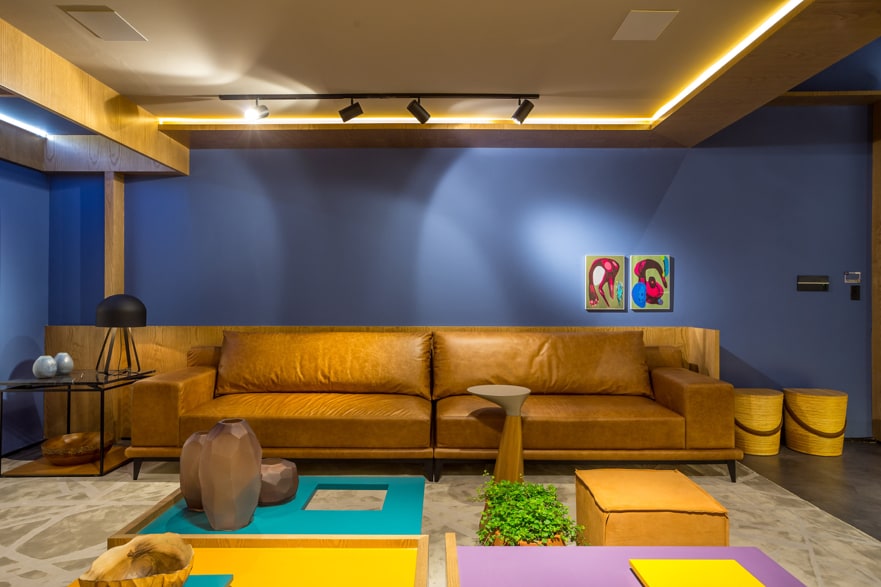 Sala decorada com parede tons de azul.