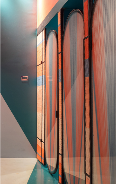 Ambiente estilo galeria decorado com paredes tons de azul.