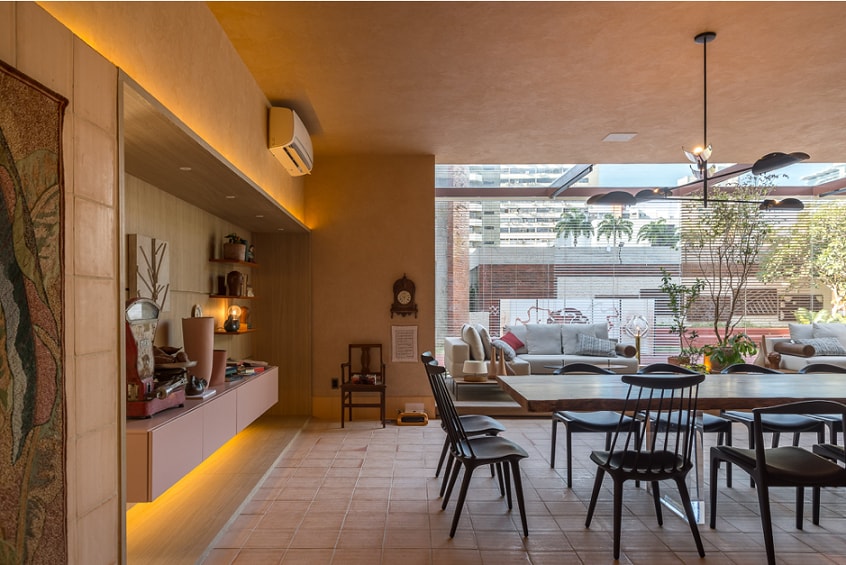 Sala de jantar decorada casacor Ceará com parede em tons 15 efeitos.