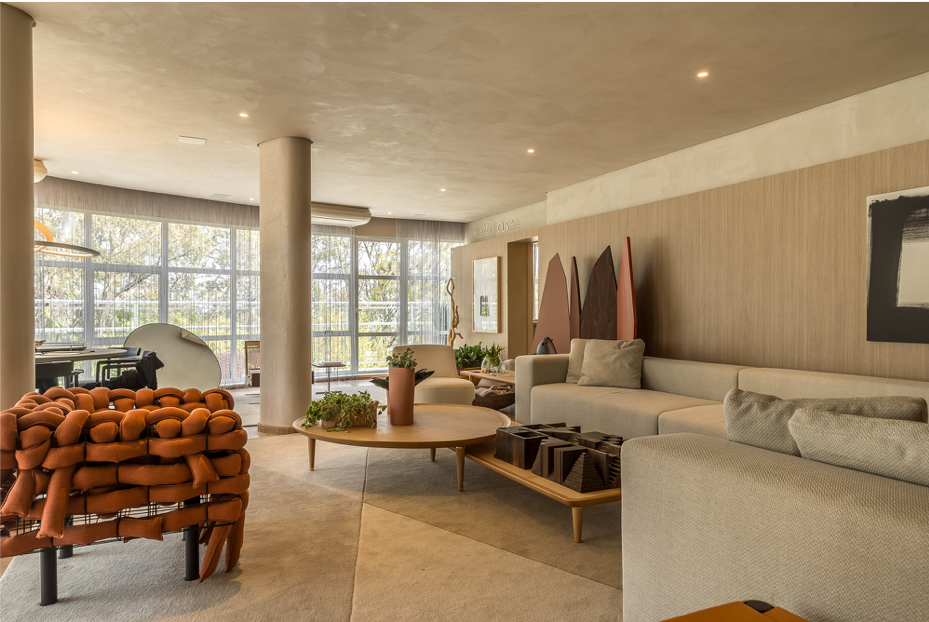 Sala de estar decorada casacor Minas Gerais com parede em tons 15 efeitos.