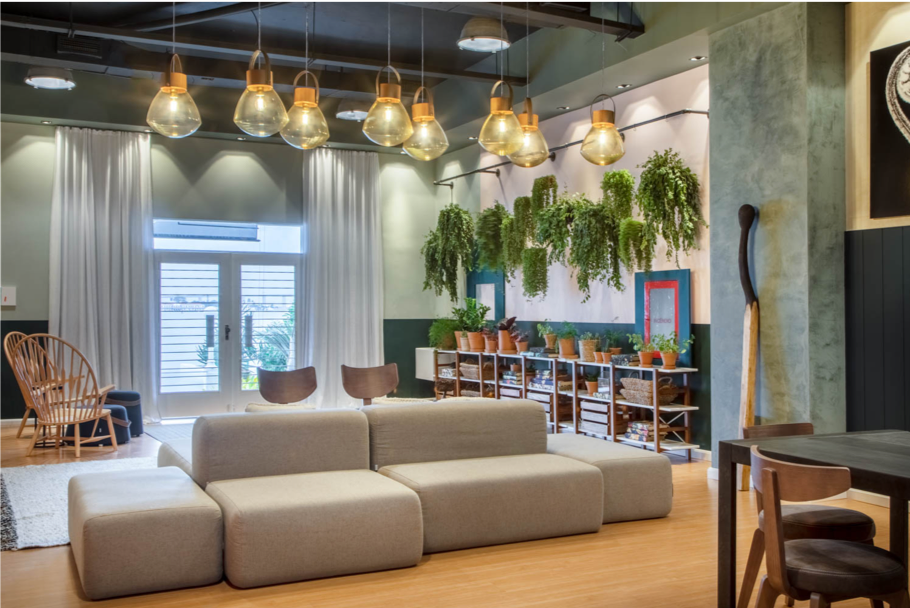 Sala de estar decorada casacor Rio de Janeiro com parede em tons 15 efeitos.