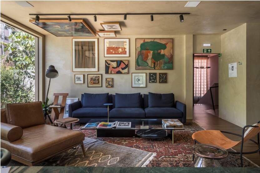 Sala de estar decorada casacor Bahia com parede em tons 15 efeitos.