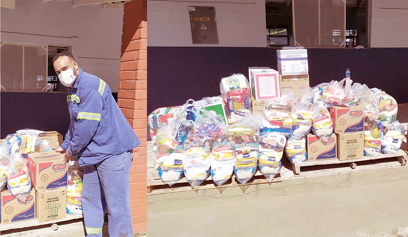 Um homem ao lado das arrecadações de alimentos.