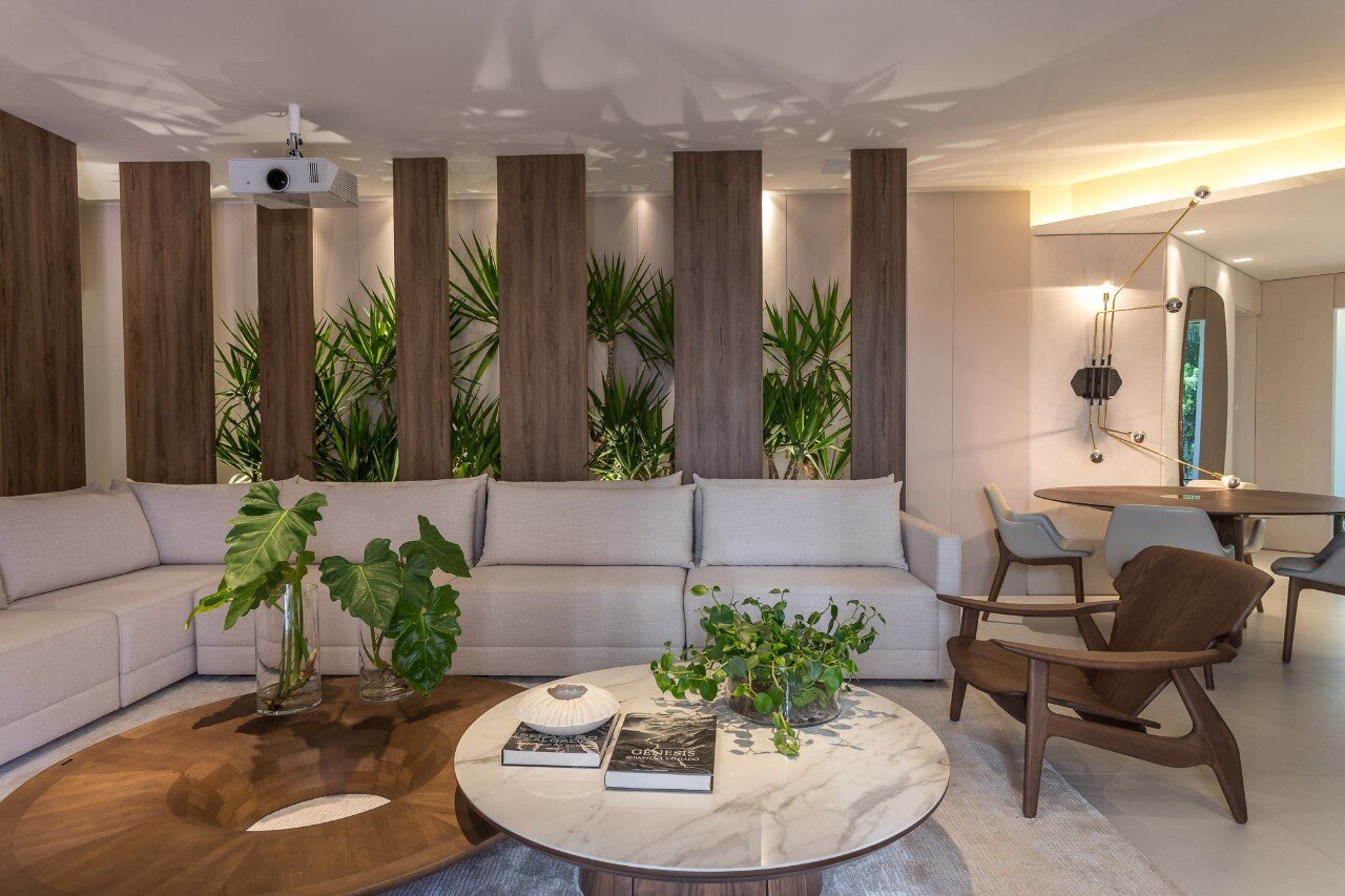 Coral. A tinta oficial CASACOR Bahia | Segunda immagem da sala Estar Intimo por Gabriela Viveiros.