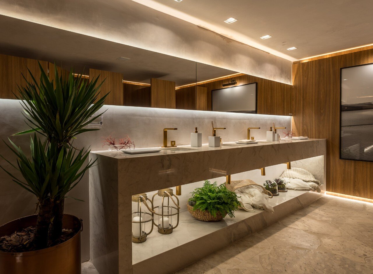 Coral. A tinta oficial CASACOR Bahia | Outra imagem do banheiro pela arquiteta Beatriz Cruz.