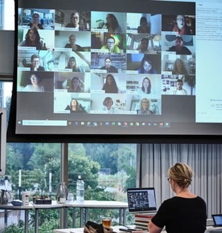 Encontro virtual de especialistas em designer internacional para o estudo de tendências da Coral. 