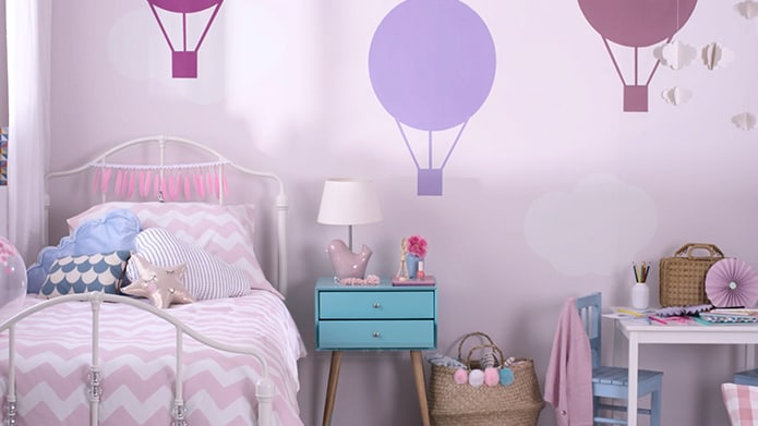 Quarto nas Alturas na decoração balões para deixar a imaginação voar com tinta Coral. 