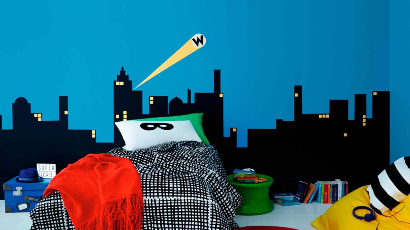 Quarto Super-Herói com as tintas Coral. 