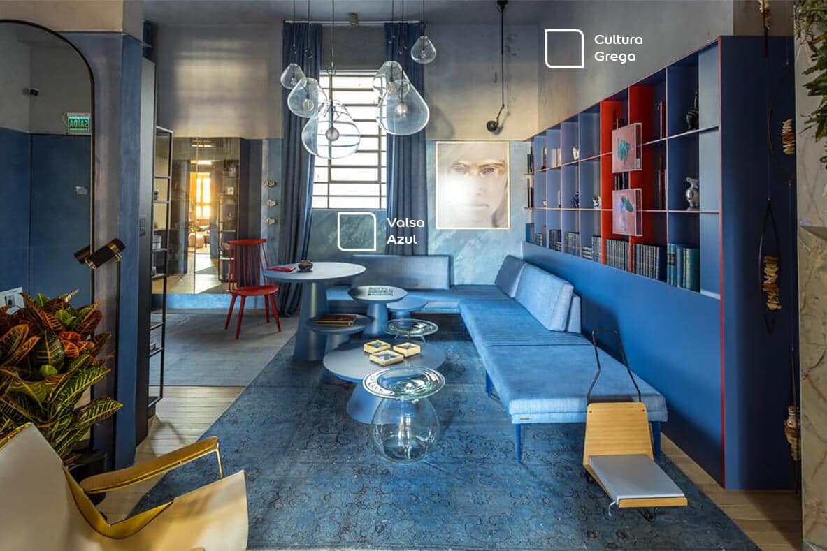 O Arquiteto Daniel Wilges apostou nos efeitos Velvet na cor Valsa Azul e no efeito Cimento Queimado na coloração Cultura Grega para decorar essa sala super moderna, apresentada na CASACOR Rio Grande do Sul