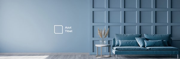 Sala de estar decorada com Tintas Coral na cor Azul Tibet, um tom de azul que combinou perfeitamente com o sofá também em azul. 