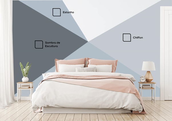 Quarto decorado com parede pintada fazendo uma transformação com efeitos geométricos como cabeceira da cama. A combinação das cores Sombra da Escultura, Estanho e Chiffon formam um efeito lindo e inovador mesclando cinzas e azuis com as cores das Tintas Coral.